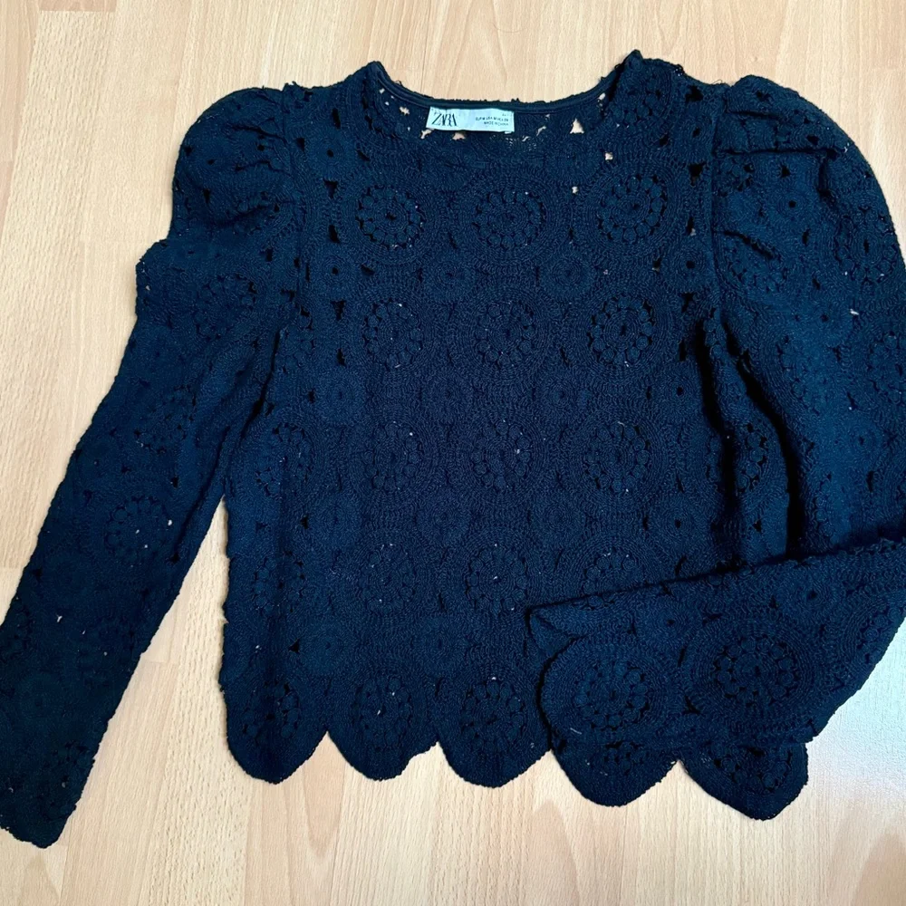 Zara Black Cropped Textured Weave Voluminous Sleeves Crochet Medium